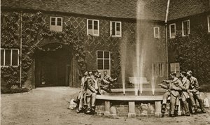 Nel cortile di Fulham Palace, 1914-19 da English Photographer